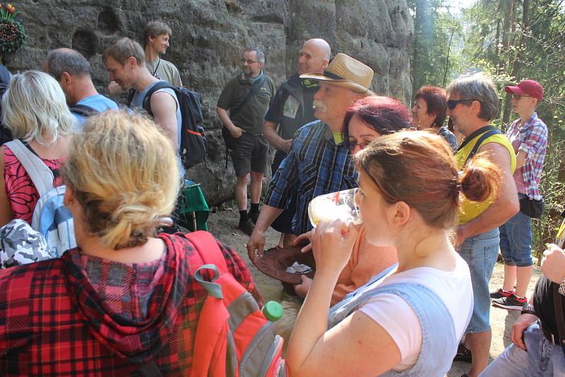 Vášniví turisté zahájili sezonu v národním parku několikakilometrovým výletem.