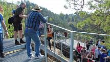 Vášniví turisté zahájili sezonu v národním parku několikakilometrovým výletem.