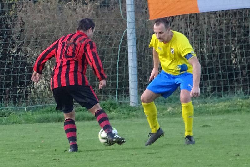 DEBAKL. Union Děčín (pruhované dresy) prohrál v Českých Kopistech 1:6.