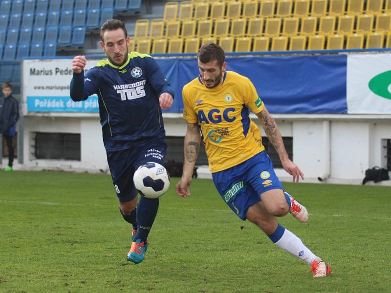 CENNÝ SKALP. Varnsdorf (tmavé dresy) porazil ligové Teplice 1:0.