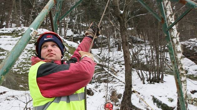 Pracovníci odborné firmy staví lanovku na přepravu materiálu ve Hřensku v úseku, kde začínájí padat kameny z pískovcových skal