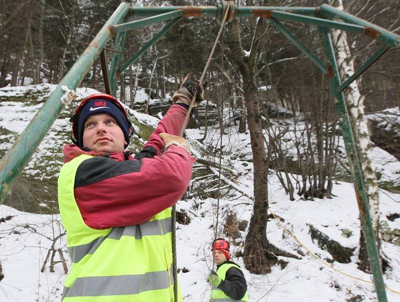 Pracovníci odborné firmy staví lanovku na přepravu materiálu ve Hřensku v úseku, kde začínájí padat kameny z pískovcových skal