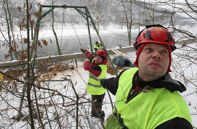 Pracovníci odborné firmy staví lanovku na přepravu materiálu ve Hřensku v úseku, kde začínájí padat kameny z pískovcových skal