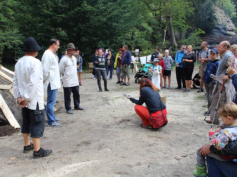 U Dolského mlýna slavnostně zapálili milíř v pondělí 21. srpna.