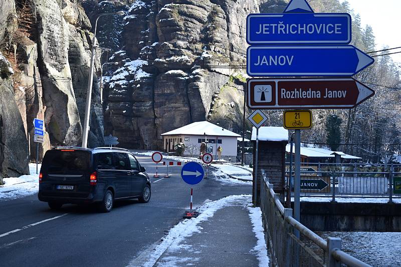 Silnice ze Hřenska na Mezní Louku je od začátku března 2023 uzavřená kvůli hrozícímu pádu kamenů