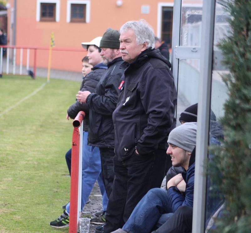 DOBRÝ START. Fotbalisté Modré (modré dresy) doma udolali Žatec 3:2.