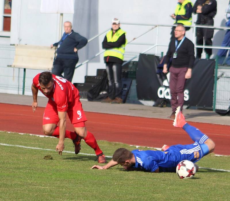 REMÍZA. Varnsdorf (v modrém) hrál s Vítkovicemi 0:0.