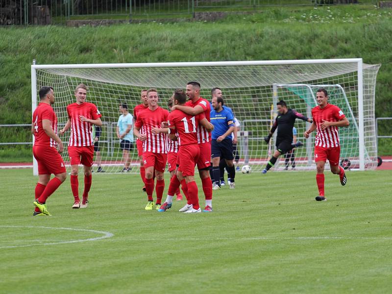 PORÁŽKA. Rumburk (v modrém) doma podlehl Ledvicím 2:4.