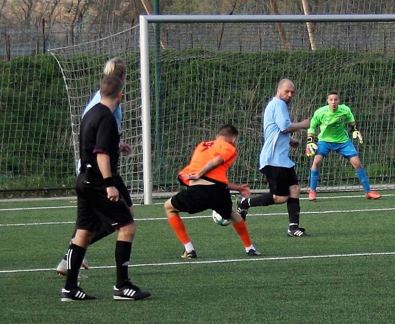 DALŠÍ PORÁŽKA. Česká Kamenice (v modrém) prohrála 1:3 v Roudnici.