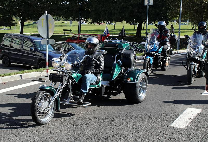 V sobotu se nejen na Mostecku uskutečnila spanilá jízda motorkářů UniRiders, která finančně pomohla třem těžce nemocným dětem.