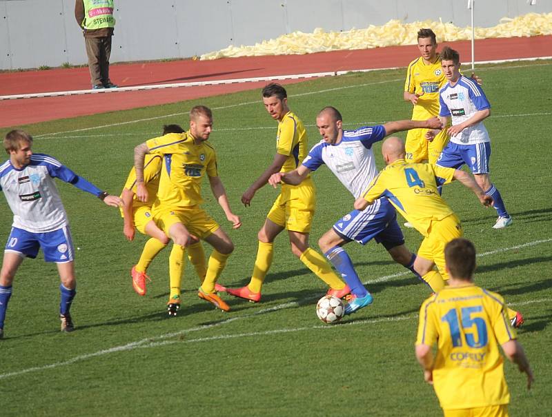 VARNSDORF (ve žlutém) si přivezl ze Znojma výhru 1:0.