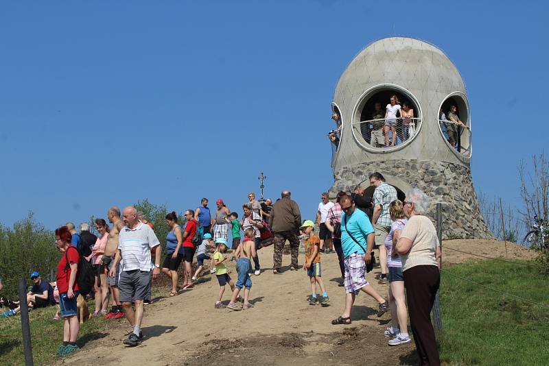 Vášniví turisté zahájili sezonu v národním parku několikakilometrovým výletem.