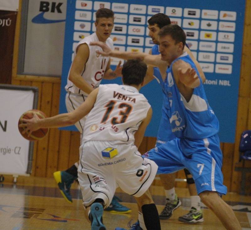 DOMA PADLI. BK Děčín (v bílém) doma prohrál 66:72 s Prostějovem.