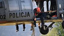 Hasiči zřídili čerpací místo pro vrtulníky na louce u Mezné. Pátek 29. července.