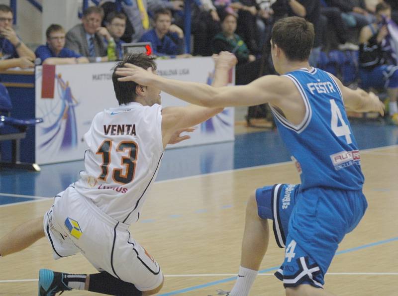 PARÁDA! Děčínští basketbalisté (v bílém) porazili v posledním letošním utkání pražský USK.