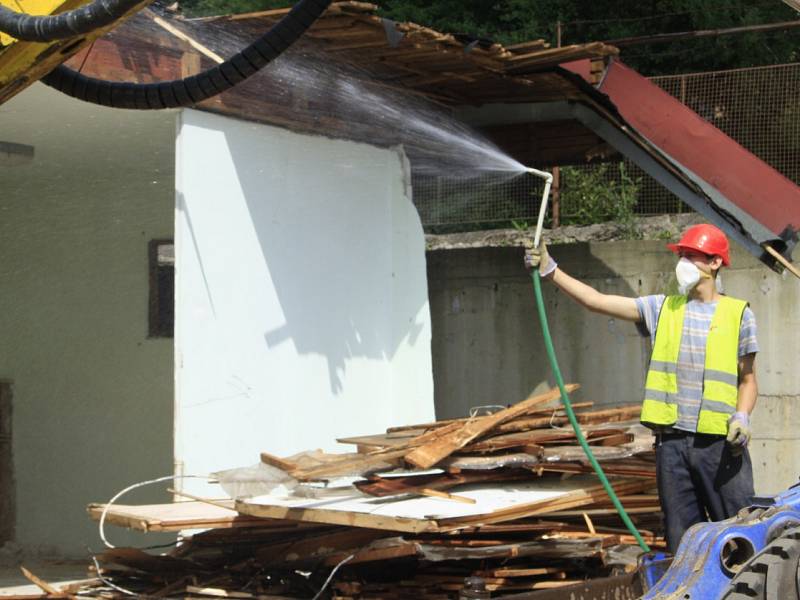 DEMOLICE ohněm zničených šaten  u fotbalového hřiště v Bynově začala tento týden. 