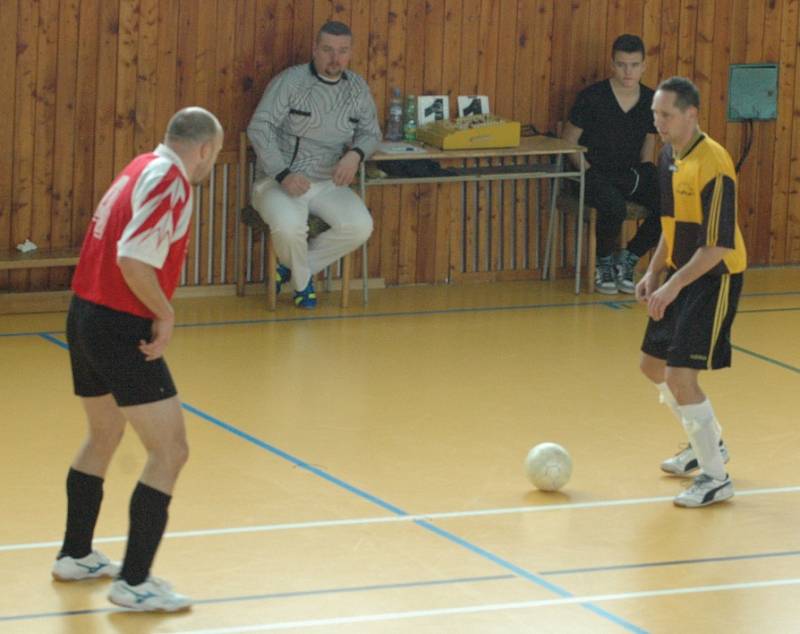 VETERÁNI ODEHRÁLI 5. KOLO. Na snímku je zápas Ludvíkovic (červené dresy) a celku Rafani Děčín.