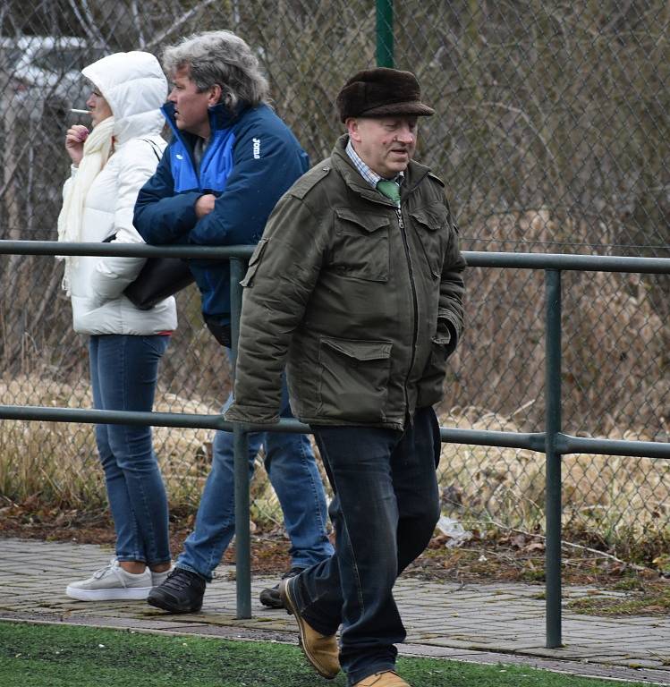 SKVĚLÝ JARNÍ VSTUP. Fotbalisté Vilémova (v zeleném) porazili v Bílině "domácí" Oldřichov 1:0.