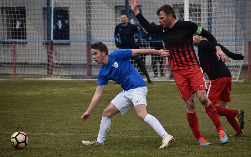 VÍTĚZSTVÍ. Fotbalisté Šluknova (v modrém) porazili Liběšice 4:1. Tři body věnovali nemocnému trenérovi Gallovi.