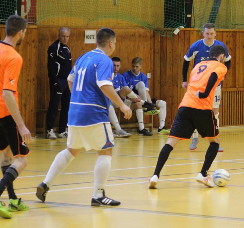 HRÁČI BUMIKA DĚČÍN (oranžová) porazili Varnsdorf 6:1.