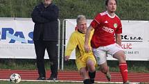 JASNÁ ZÁLEŽITOST. Fotbalisté Rumburka (ve žlutém) porazili doma Bohušovice 7:0.