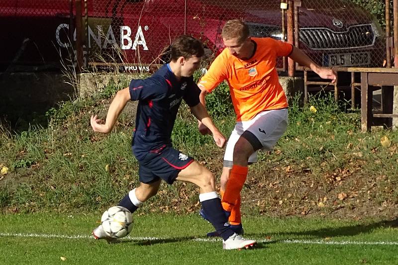 DALŠÍ TŘI BODY. Junior Děčín (v tmavém) vyhrál 2:1 v Bezděkově