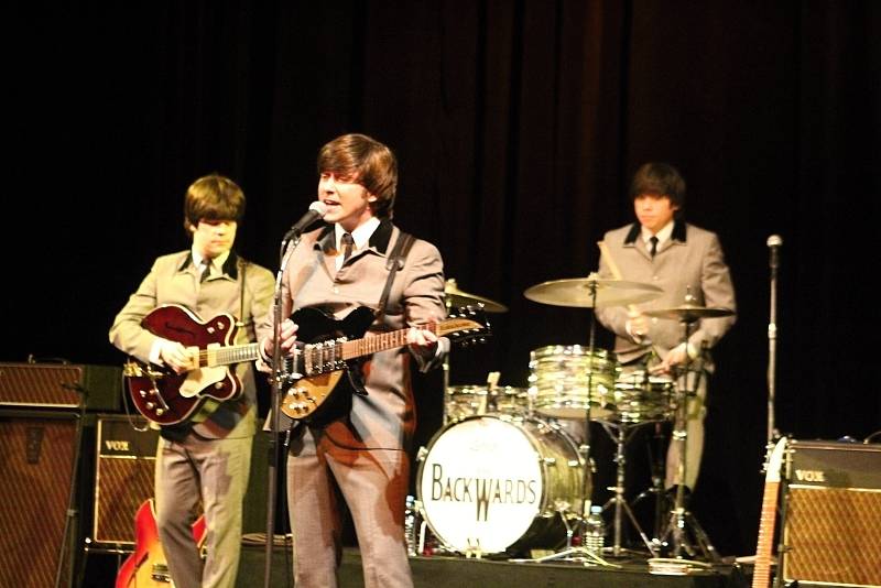 Beatles revival The Backwards rozpumpovali děčínské divadlo.