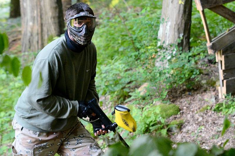 Nové hřiště na paintball ve Velkém Šenově si vyzkoušeli děčínští basketbalisté.