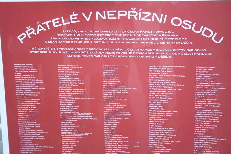 Šek na milion korun přijeli v úterý dopoledne předat do Děčína zástupci z amerického městečka Cedar Rapids. 