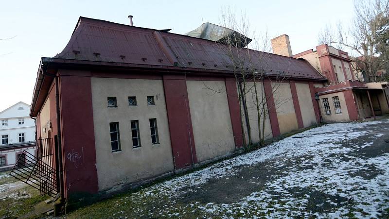 Silný vítr utrhl kus plechové střechy u bývalé kinokavárny ve Varnsdorfu.