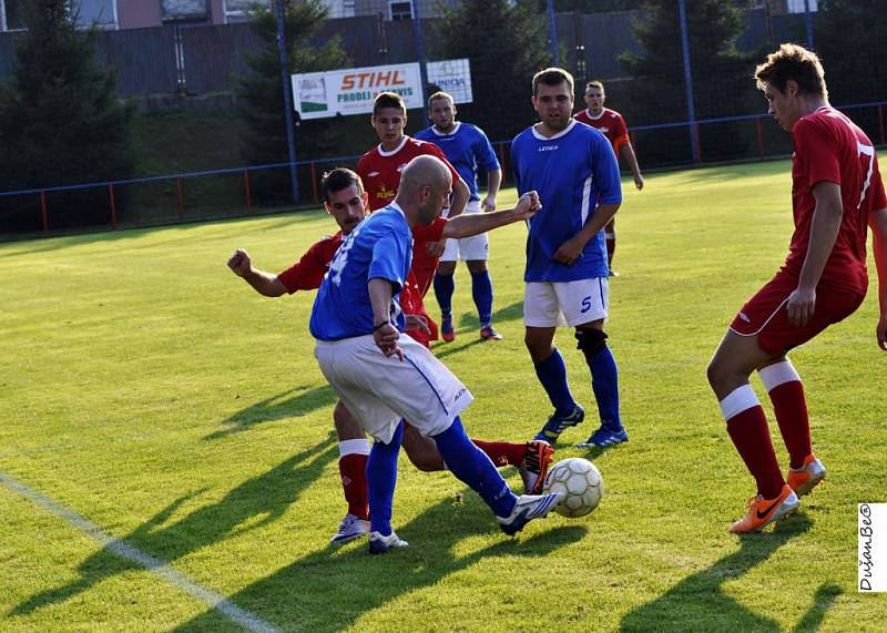 REMÍZA. Šluknov doma plichtil s Děčínem 3:3, na penalty pak zvítězil Junior.