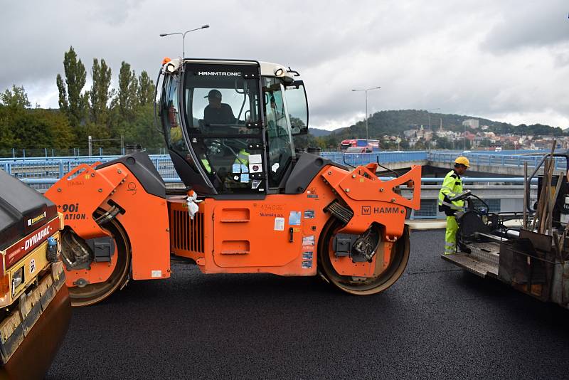 Rekonstrukce Nového mostu v Děčíně se blíží svému závěru.