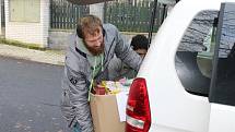 Děčínští basketbalisté přivezli do azylového domu potravinovou sbírku.