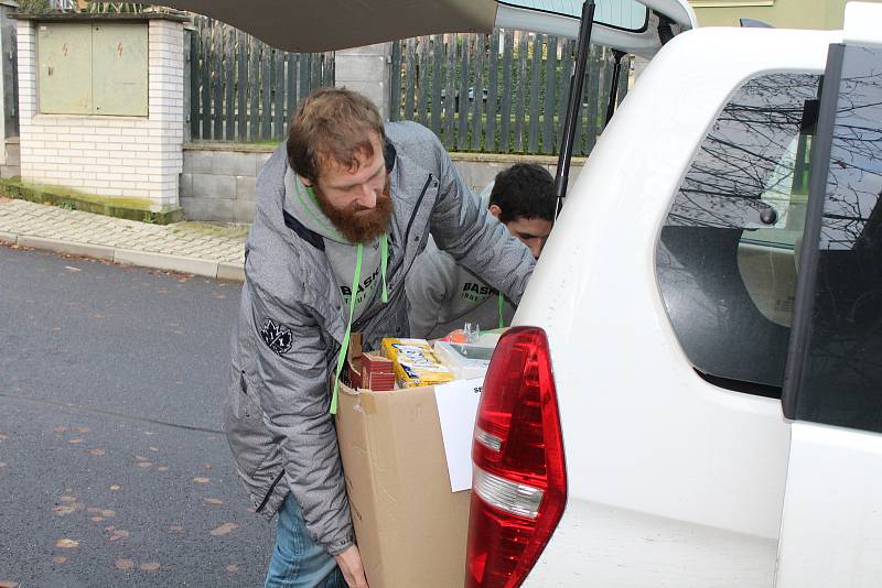 Děčínští basketbalisté přivezli do azylového domu potravinovou sbírku.