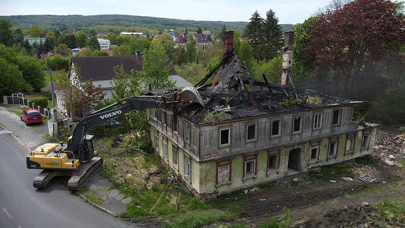 Demolice historického domu ve Varnsdorfu.