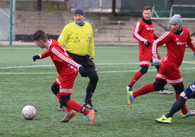 OSM BRANEK padlo v utkání Doksy - Neštěmice. Doksy (v tmavém) nakonec vyhrály 5:3.