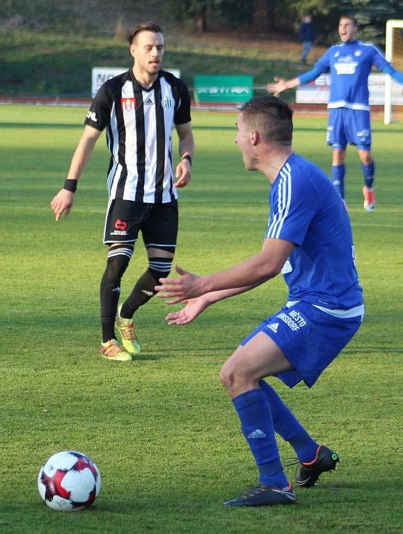 ŠLÁGR. Fotbalový Varnsdorf (v modrém) doma prohrál s Českými Budějovicemi 0:1.