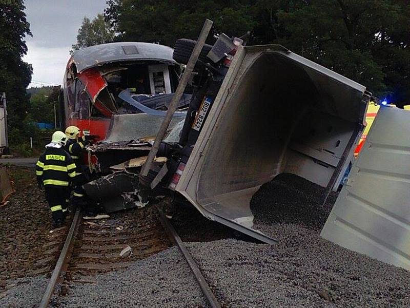 Ve Šluknově se srazil vlak s kamionem.