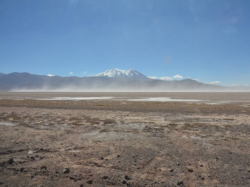 Typický pohled z okna autobusu na poušť Atacama ve vysoké nadmořské výšce.