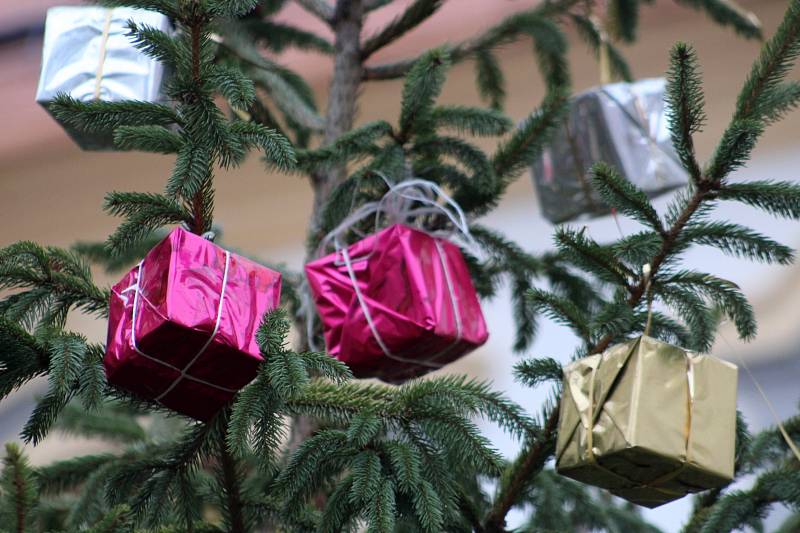 Trhy na zámeckém nádvoří v Děčíně si o třetí adventní neděli nenechaly ujít stovky lidí.