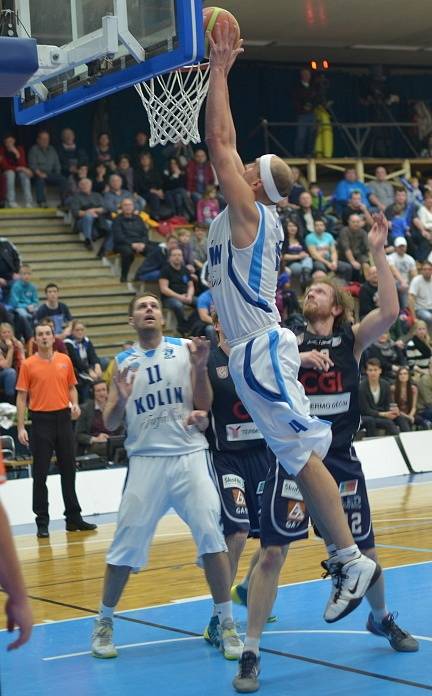 PARÁDA! Děčínští basketbalisté (v tmavém) dokázali vyhrát v Kolíně.