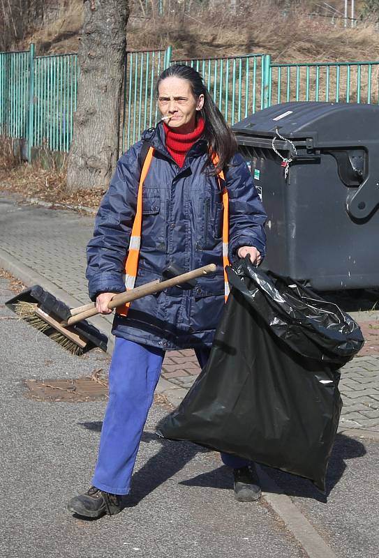 Pracovníci veřejných prací uklízí doupě narkomanů poblíž vlakového nádraží v Děčíně.