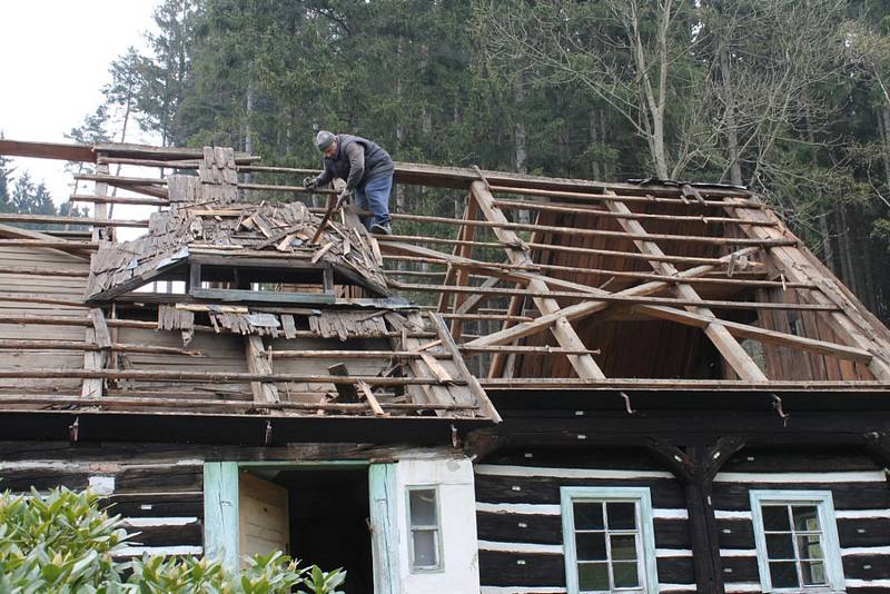 Nadšenci domek postupně rozebrali.