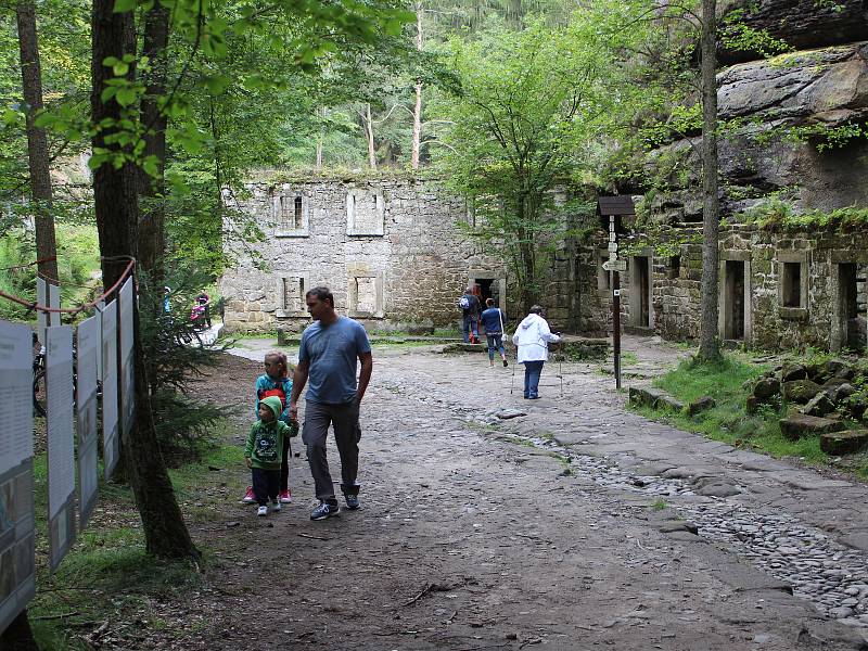 U Dolského mlýna slavnostně zapálili milíř v pondělí 21. srpna.