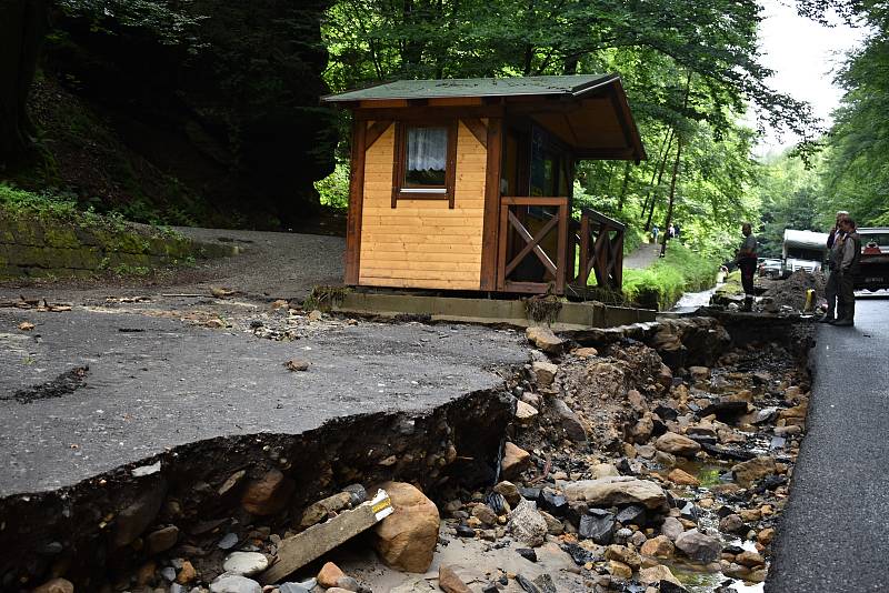 Povodeň poničila ve Hřensku jedno z velkých parkovišť, kde zůstala stát řada aut.