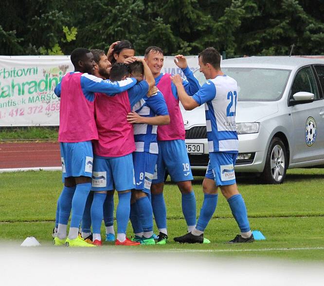 SELHÁNÍ. Fotbalisté Varnsdorfu (ve žlutém) nezvládli derby, doma nestačili na Ústí nad Labem.