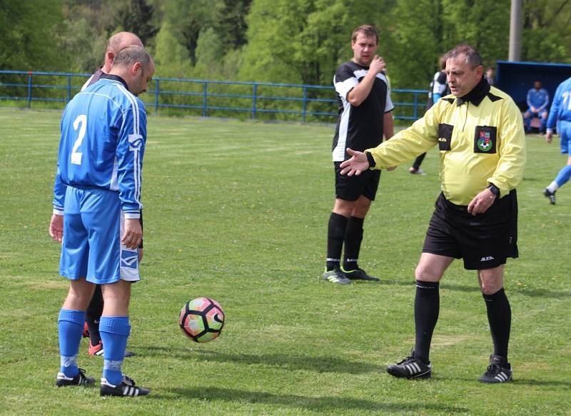 JASNÁ VÝHRA. Fotbalisté České Kamenice B (modrá) vyhráli 5:1 ve Františkově.