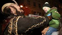 Po náměstí v Benešově nad Ploučnicí se proháněli čerti krampusáci