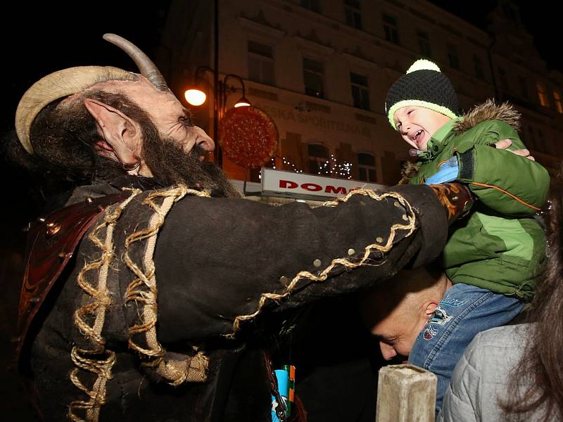 Po náměstí v Benešově nad Ploučnicí se proháněli čerti krampusáci