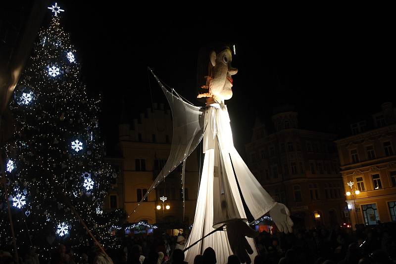 Poslední adventní víkend zahájili v Děčíně SaH, obří anděl a smyčcové trio Inflagranti společně se sborem DDM Děčín.